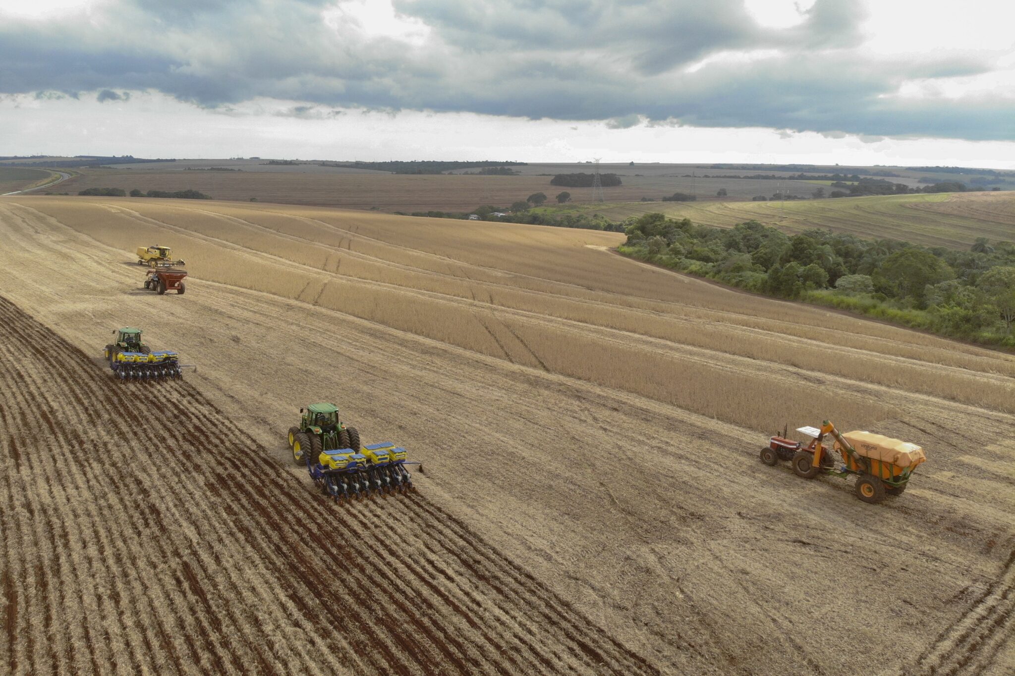 Foto aérea de campo de soja com caminhões