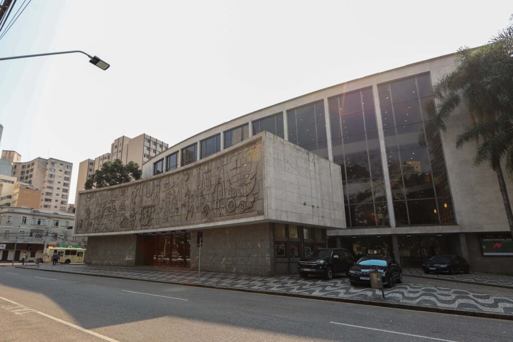 Foto da fachada do teatro Guaíra, mostrando o painel do lobby de entrada