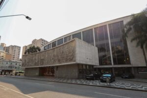 Foto da fachada do teatro Guaíra, mostrando o painel do lobby de entrada