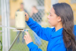 Cientista manipula instrumento de medição de clima