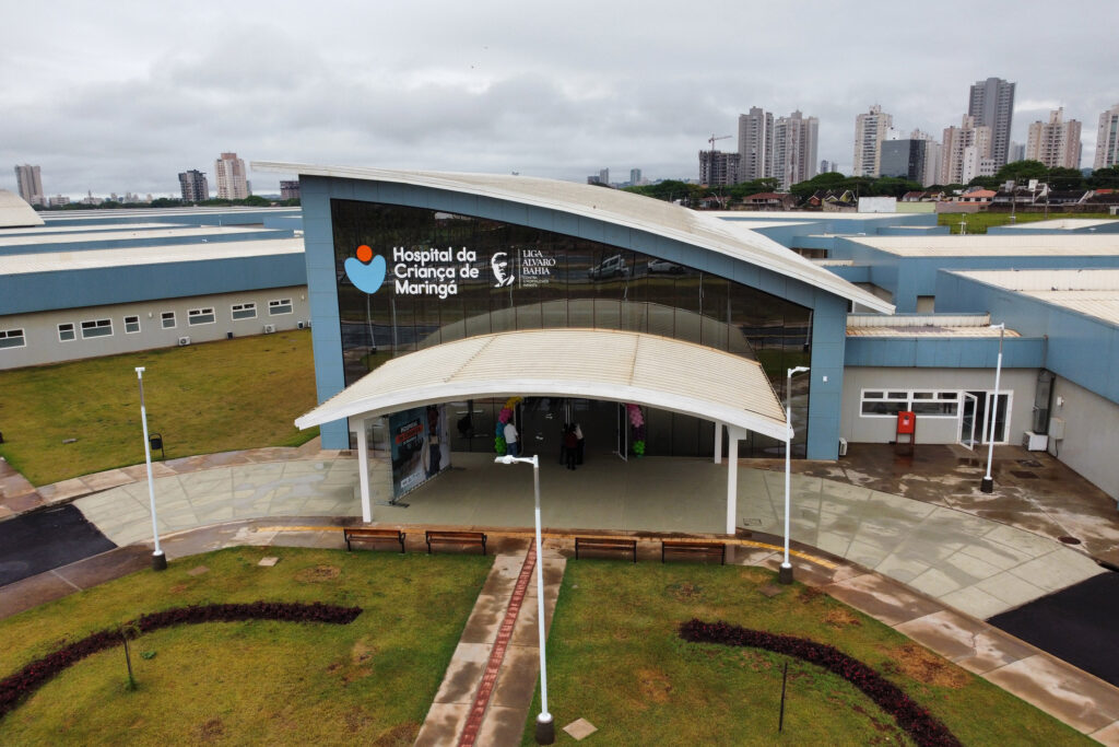 Imagem aérea da fachada do Hospital da Criança de Maringá.