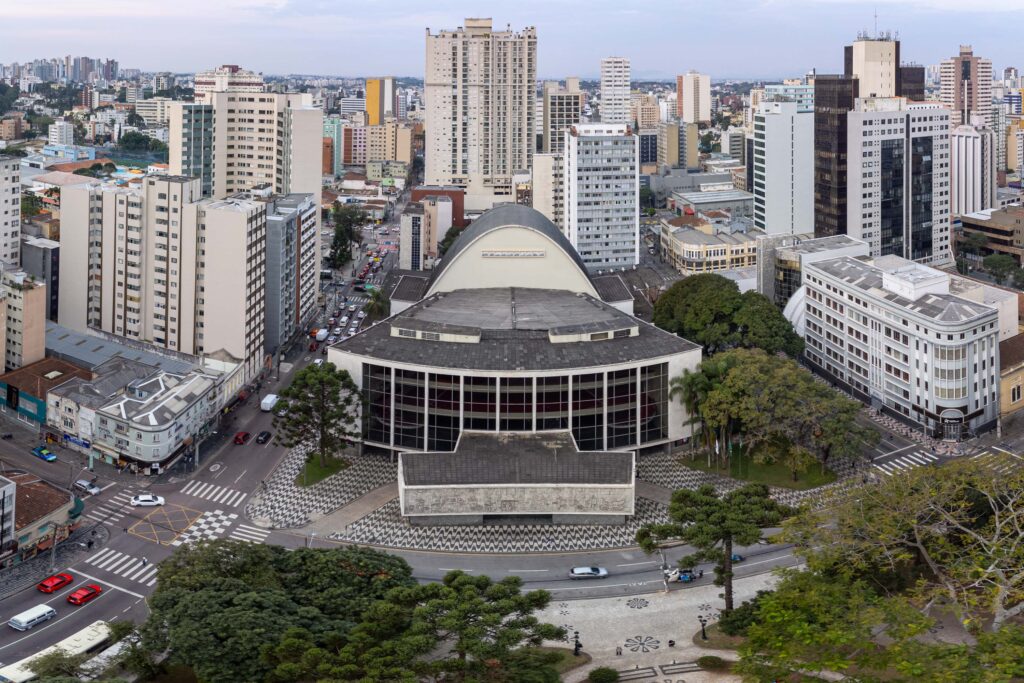 Imagem aérea da fachada do Teatro Guaíra