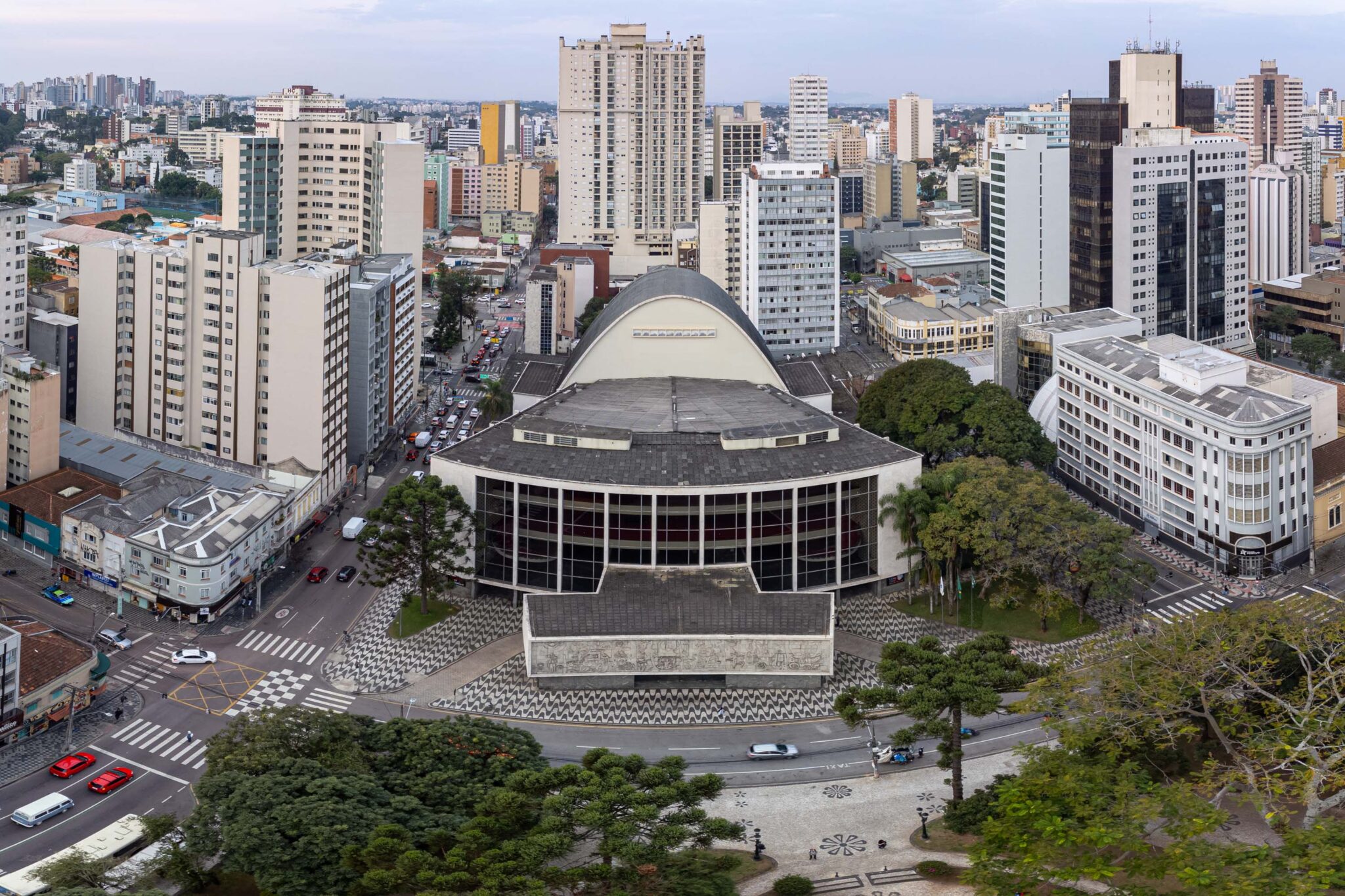 Imagem aérea da fachada do Teatro Guaíra