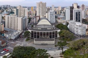 Imagem aérea da fachada do Teatro Guaíra