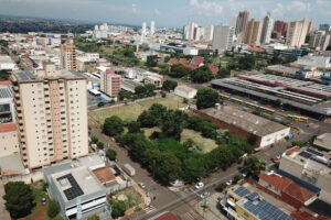 Imagem aérea de onde vai ser construído o novo terminal metropolitano de Londrina. O atual terminal central pode ser visto ao fundo, de frente ao terreno.