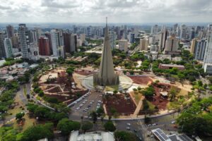 Imagem aérea de monumento da cidade de Maringá