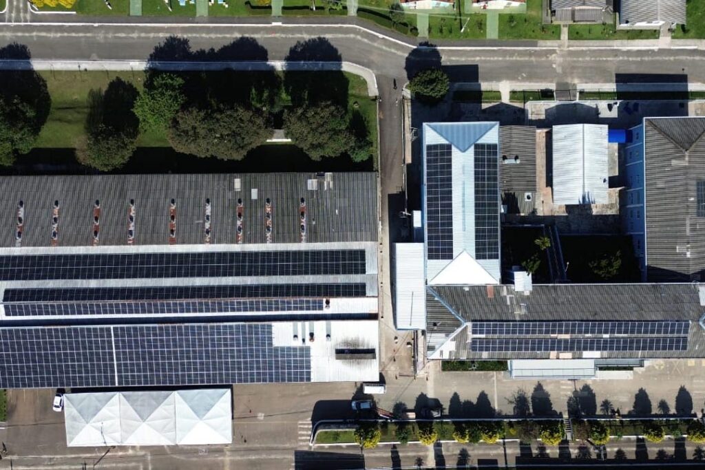 Imagem aérea de telhado de hospital com placas solares