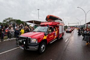 Viatura do Corpo de Bombeiros do Paraná desfila em rua