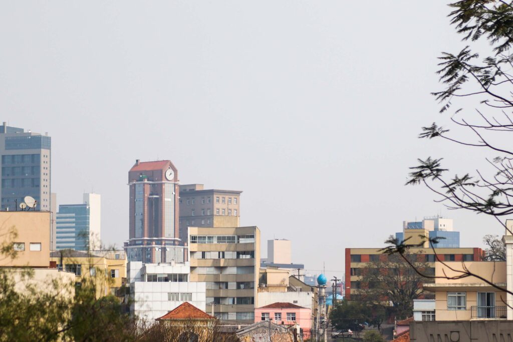 Linha de prédios em cidade urbana