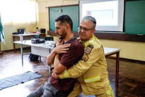 Bombeiro demonstra técnica em profissional de educação