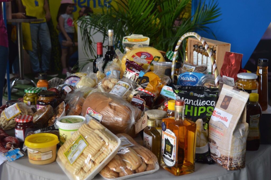 Várias comidas e produtos artesanais em cima de uma mesa.