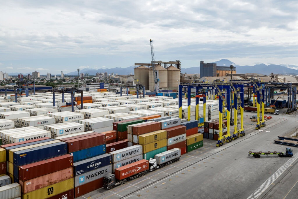 Foto aérea de porto seco com vários containêrs empilhados