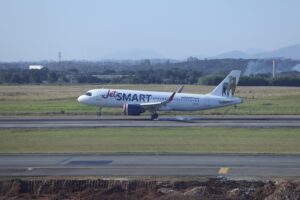 Avião da companhia JetSmart em pista de pouso