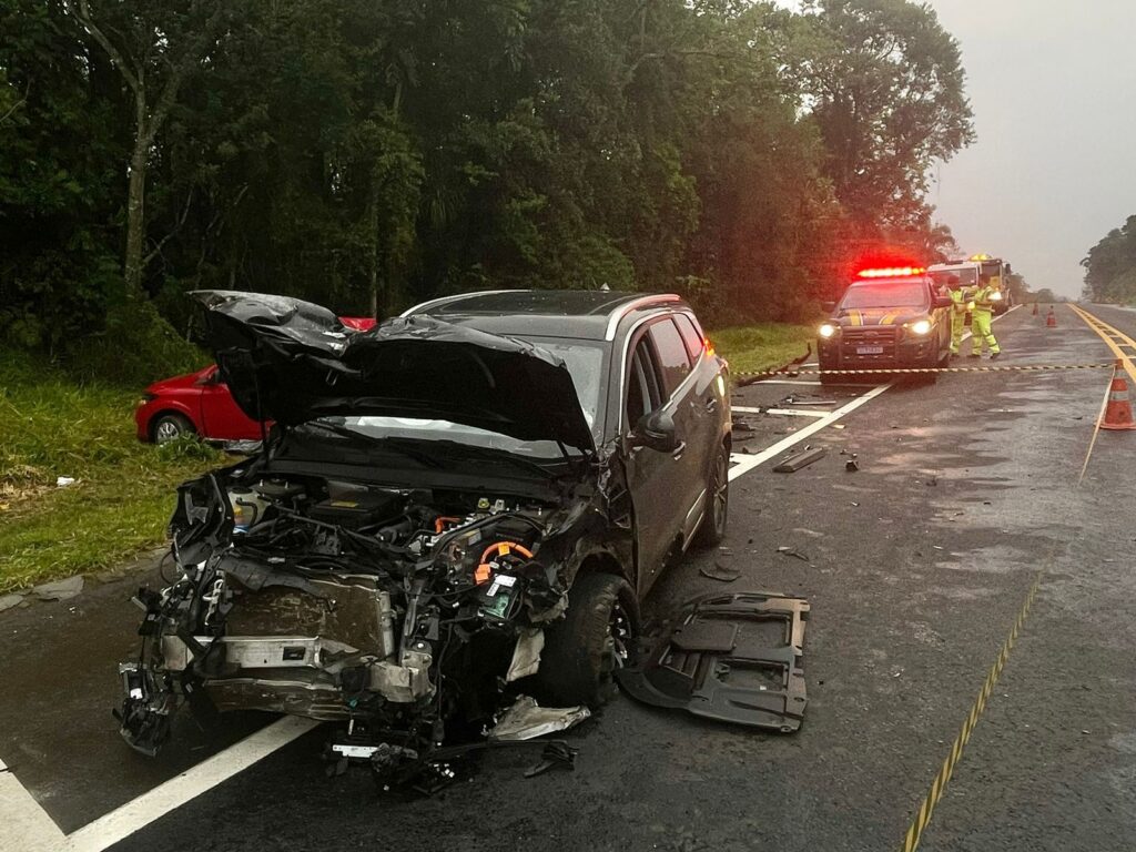 Carro em beira de estrada após colisão frontal