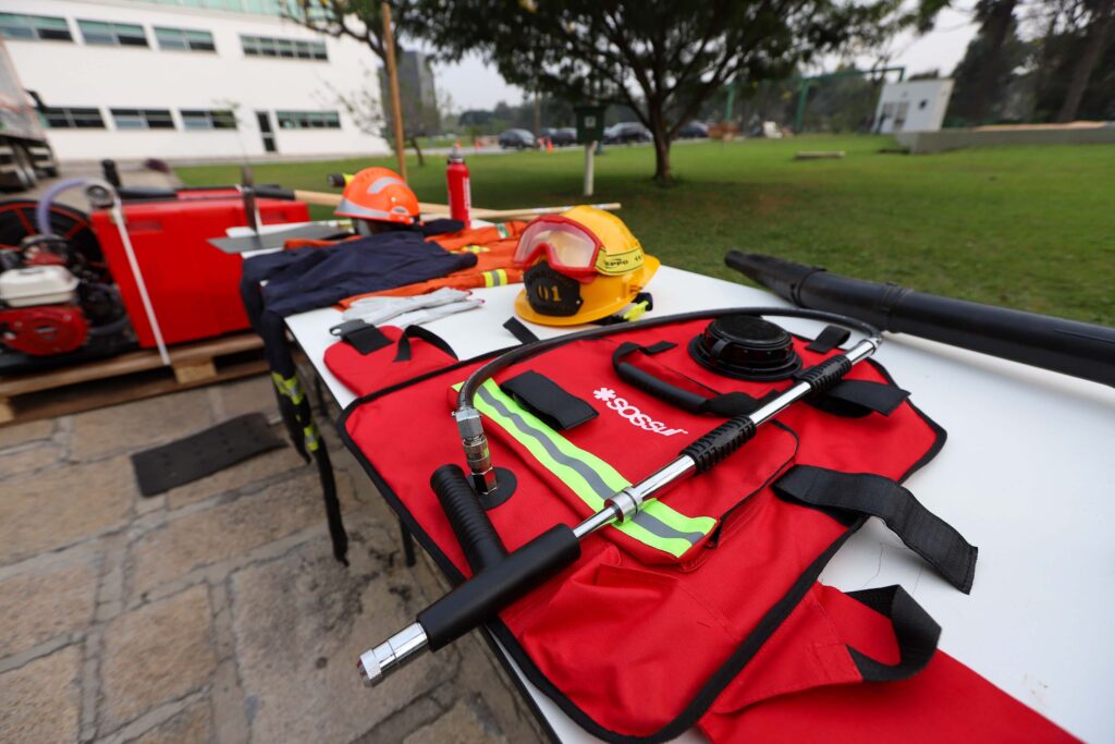 Mesa com equipamentos individuais dos brigadistas