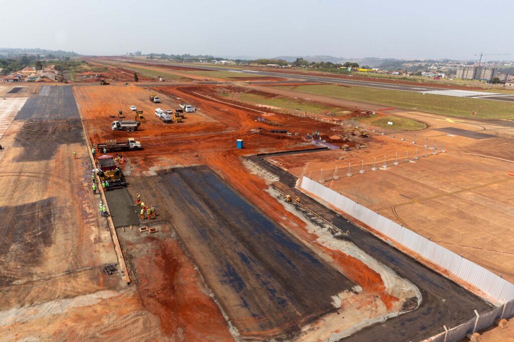 Imagem aérea de obra em pista de pouso de aeroporto