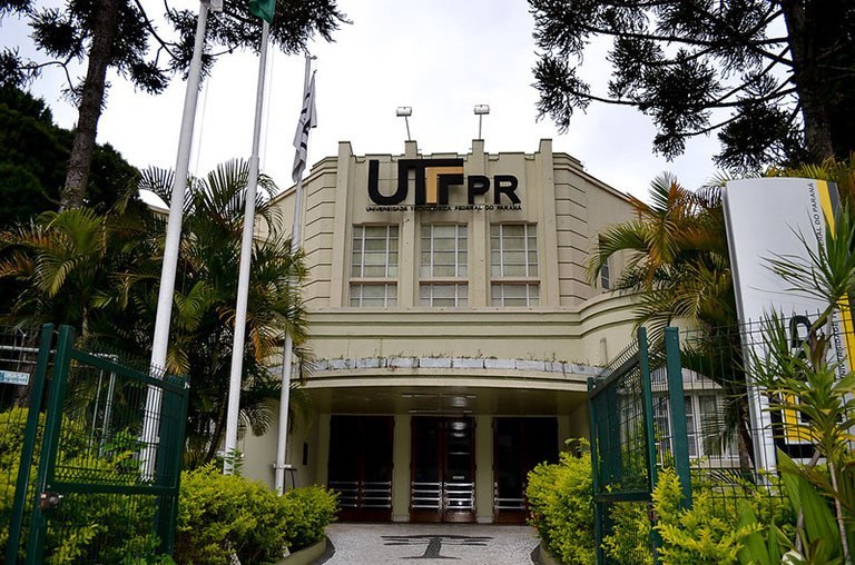 Fachada de prédio da UTFPR