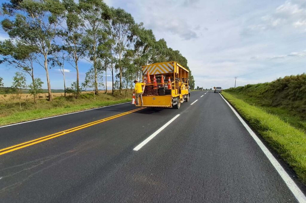 Caminhão amarela transita por nova faixa de asfalto