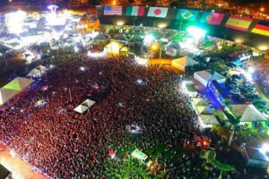 Imagem aérea de show com diversos palcos