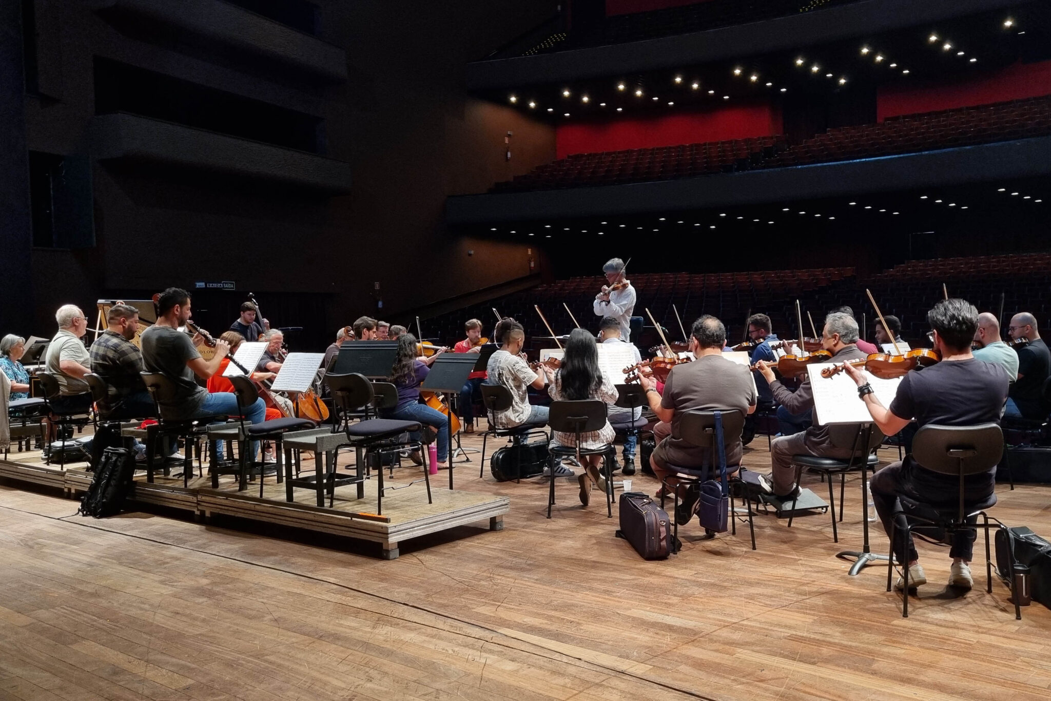 Músicos profissionais praticam em palco no Teatro Guaíra