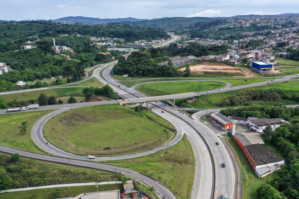 Imagem aérea de trevo viário