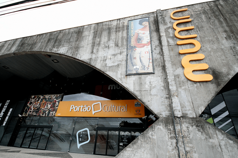 Fachada do Cine Guarani. A fachada é feita de concreto e vidro.