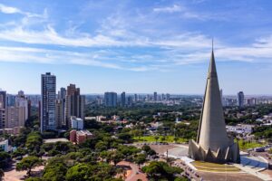 Vista aérea de monumento em Maringá