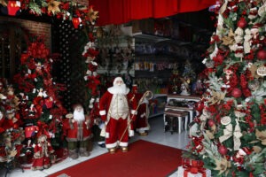 Fachada de loja com decorações de Natal à venda