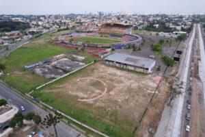 Imagem aérea do estádio abandonado "Pinheirão"