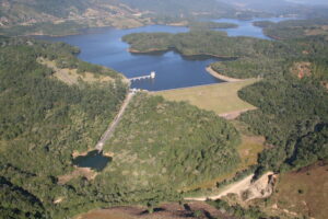 Imagem aérea de usina hidrelétrica.