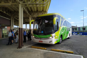 Ônibus de viagem estacionado em parada de estrada