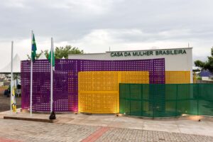 Fachada da Casa da Mulher Brasileira em Francisco Beltrão. Cobrindo a fachada, uma estrutura de metal perfurado com várias camadas em várias cores