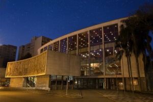 Exterior do Teatro Guaíra à noite.