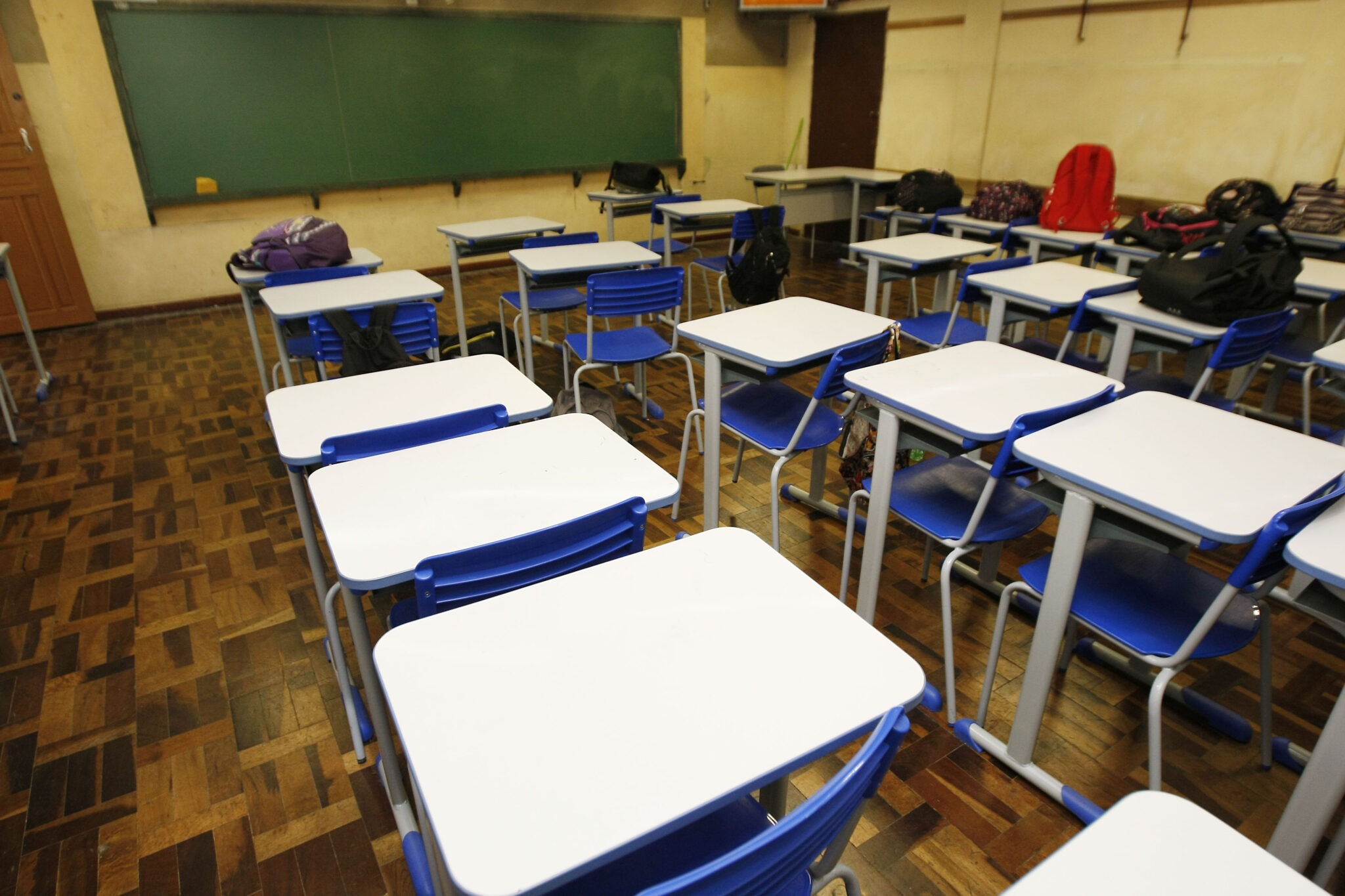 Foto de interior de sala de aula vazia