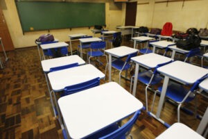 Foto de interior de sala de aula vazia