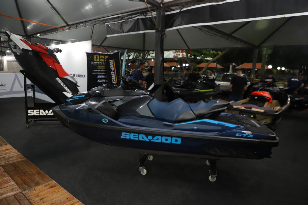 Jet ski de cor azul escuro em estande de feira