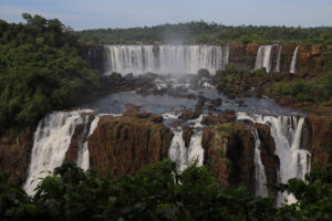 Vista aérea frontal das cataratas do Iguaçu