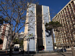 Fiep “veste” sedes de preto para protestar contra alta de impostos
