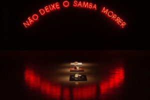 Mostra na CAIXA Cultural Curitiba coloca o som e o samba em diálogo com a cosmologia