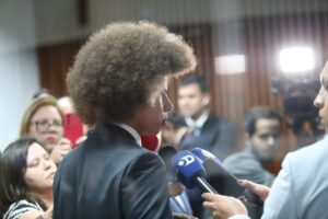 Renato Freitas perde prerrogativas parlamentares por 30 dias na Assembleia