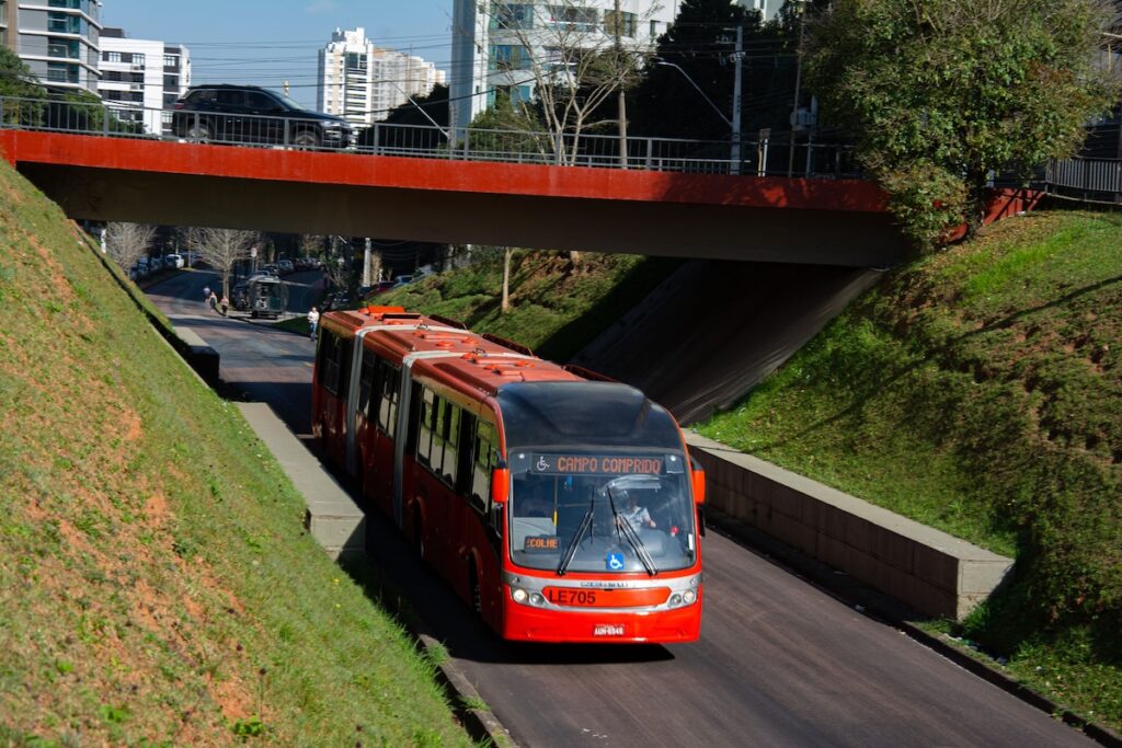 Ônibus biarticulado, sistema de canaletas exclusivas BRT (Bus Rapid Transport). Foto: Levy Ferreira/SECOM