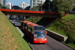 Ônibus biarticulado, sistema de canaletas exclusivas BRT (Bus Rapid Transport). Foto: Levy Ferreira/SECOM
