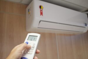Atenção a ar condicionado e geladeira pode diminuir conta de luz no calor