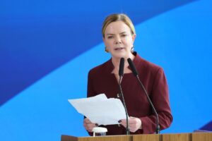 A pedido de Lula, Gleisi deve disputar Senado pelo Paraná