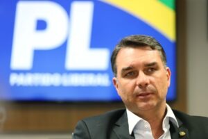 Flavio Bolsonaro durante reuniões do PL para discutir a eleição 2026