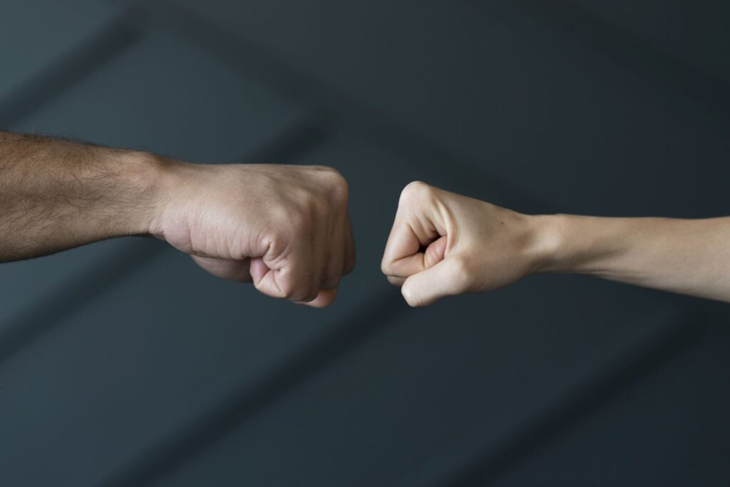 Dois punhos cerrados em postura combativa