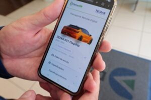 Tela de telefone celular mostra o aplicativo do teste do Passaporte Digital Veicular