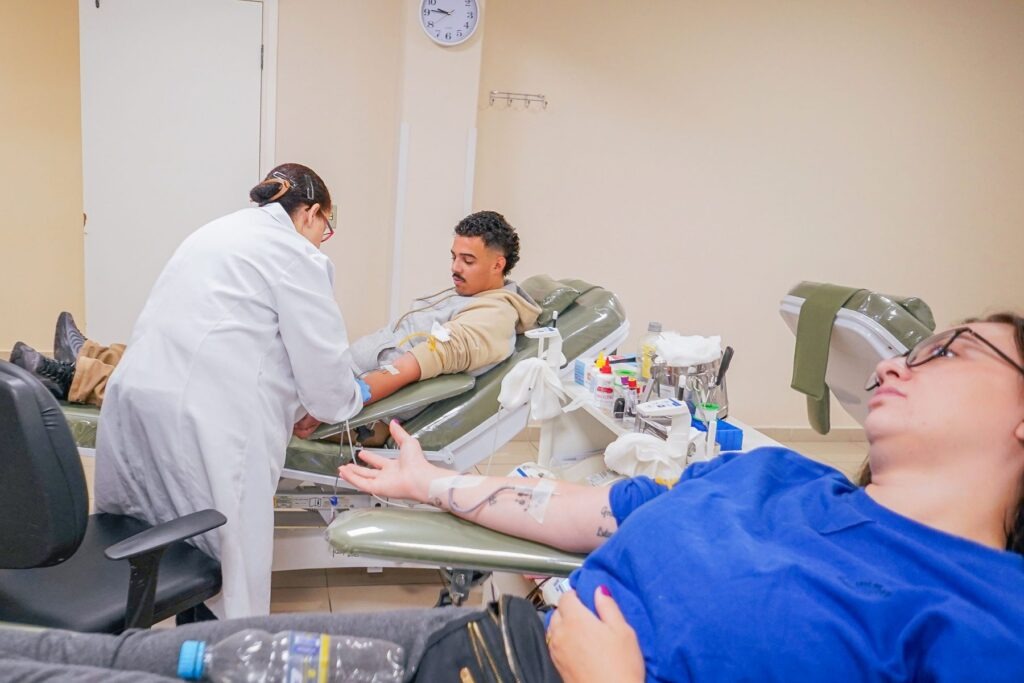 Doadores doam sangue em um hemobanco. Hemepar convoca doadores para fortalecer o estoque para o Carnaval