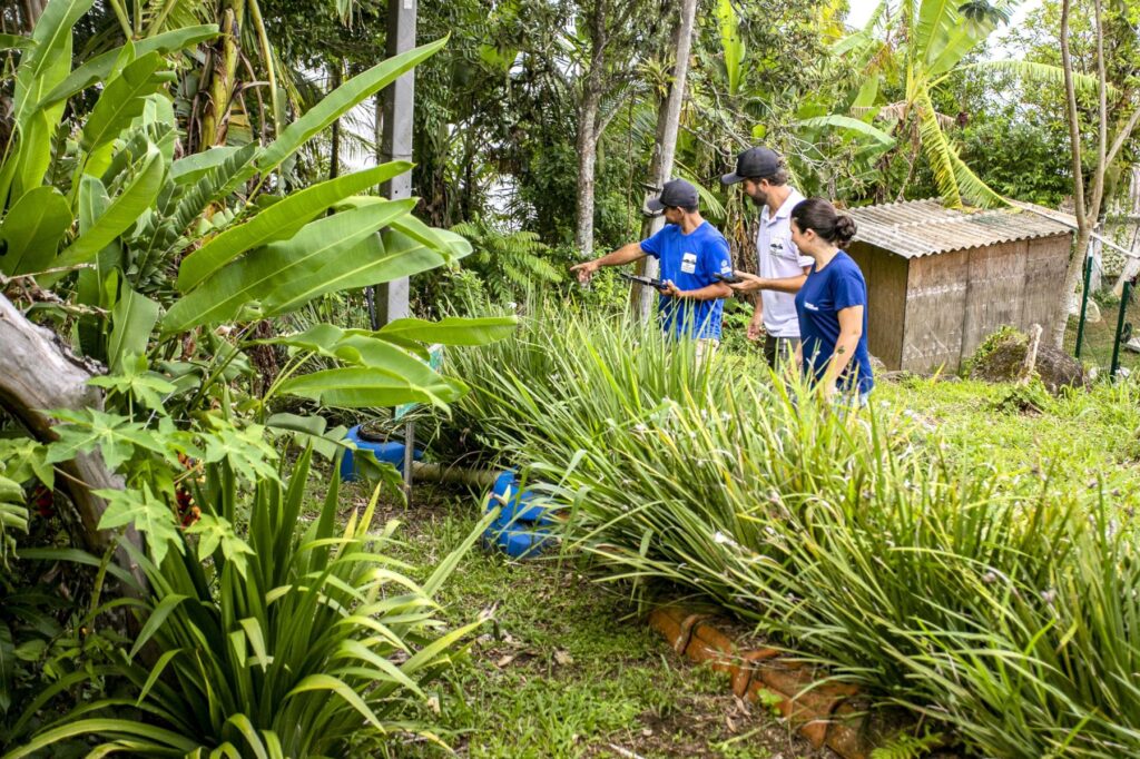 Moradores checam o sistema de saneamento da Ilha da Eufrasina