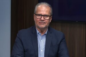 Para melhorar relação com professores, prefeito de Curitiba troca secretário da Educação